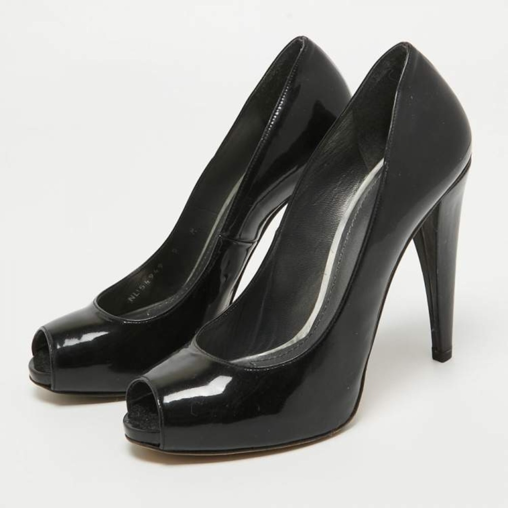 Like new! Stuart Weitzman Black Patent Platform Round Toe Pumps Size 6